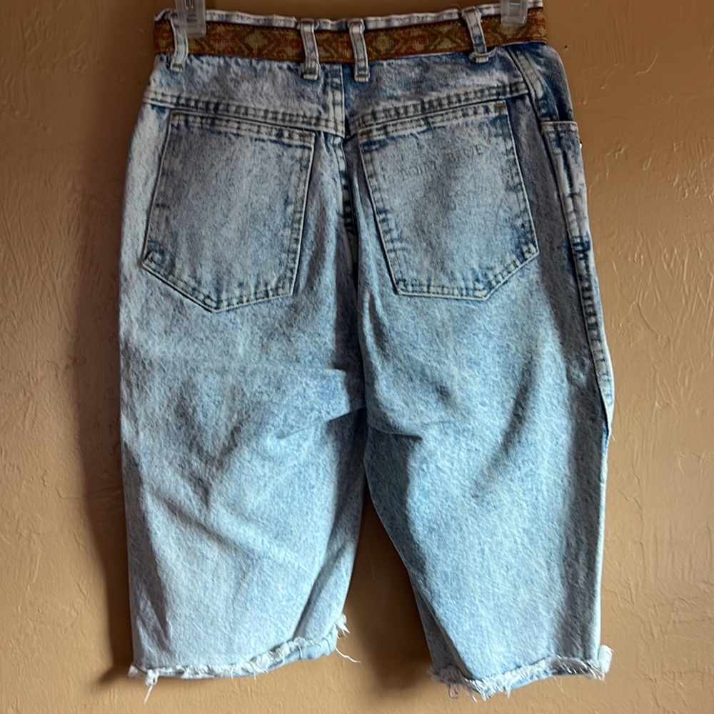 Classic high waisted denim jean shorts. - Picture 3 of 3